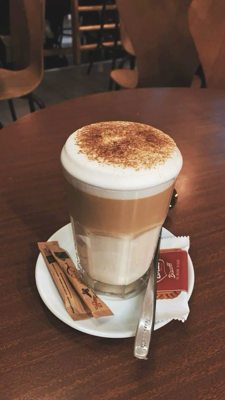 Latte Macchiato im Glas auf einem Holztisch